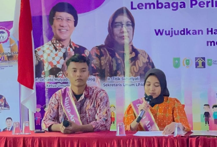 Febriani (kanan) siswi SMA Negeri 1 Minas yang dinobatkan sebagai Duta Anak 2025. (Foto: Istimewa)