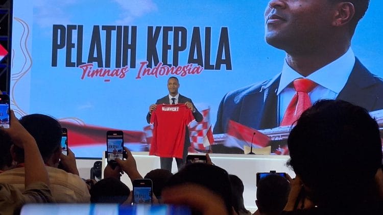 Patrick Kluivert diperkenalkan sebagai pelatih Timnas Indonesia (Foto: Inversi.id)