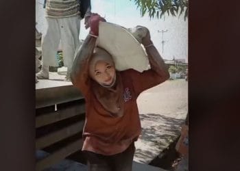 Nurhalisa siswi SMA yang nyambi jadi kuli panggul demi bantu orang tua. (Foto: TikTok)