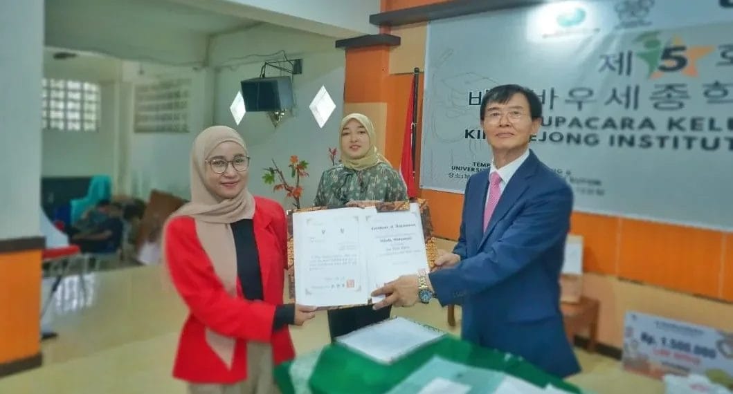 Winda Widyastuti, seorang guru dari SMA Negeri 2 Kendari yang memenangkan Hangul Festa 2024. (Foto: Istimewa)