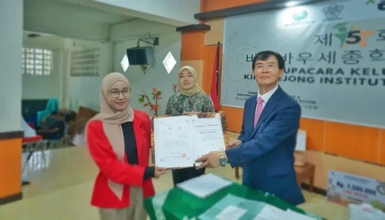 Winda Widyastuti, seorang guru dari SMA Negeri 2 Kendari yang memenangkan Hangul Festa 2024. (Foto: Istimewa)