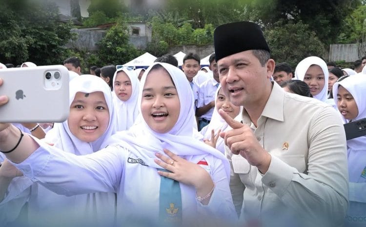 Menteri Transmigrasi RI, Muhammad Iftitah Sulaiman Suryanagara saat menghadiri acara Smanda Career Day 2025 di SMAN 2 Bogor. (Foto: Instagram)