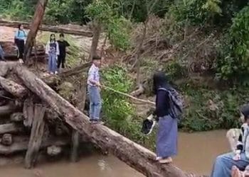 Viral aksi terpuji siswa SMA bantu teman sebrani sungau.