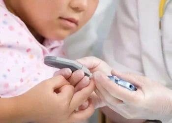 Waspada Penyakit Diabetes Melitus pada Anak Diabetes melitus (DM), penyakit yang dulunya dianggap hanya menyerang orang dewasa, kini semakin sering ditemukan pada anak-anak. Keadaan ini mengakibatkan keprihatinan yang besar, karena DM pada anak dapat menimbulkan komplikasi serius dan berdampak jangka panjang pada kesehatan dan perkembangan mereka. Memahami penyakit ini, faktor risikonya, gejalanya, dan penanganannya sangat penting untuk melindungi anak-anak kita. Apa Itu Diabetes Melitus pada Anak? Diabetes melitus adalah suatu kondisi kronis di mana tubuh tidak mampu menghasilkan cukup insulin atau tidak dapat menggunakan insulin yang diproduksinya secara efektif. Insulin adalah hormon yang berfungsi untuk membantu glukosa (gula darah) masuk ke dalam sel untuk diubah menjadi energi. Pada anak-anak, jenis diabetes yang paling umum adalah diabetes tipe 1 dan diabetes tipe 2, meskipun tipe 1 jauh lebih sering ditemukan. Diabetes Tipe 1: Pada diabetes tipe 1, sistem kekebalan tubuh secara keliru menyerang dan menghancurkan sel-sel beta di pankreas yang memproduksi insulin. Akibatnya, tubuh sama sekali tidak menghasilkan insulin. Tipe 1 ini umumnya didiagnosis pada anak-anak dan remaja, dan seringkali muncul secara tiba-tiba. Penyebab pasti diabetes tipe 1 belum diketahui sepenuhnya, tetapi faktor genetik dan faktor lingkungan diperkirakan berperan. Diabetes Tipe 2: Diabetes tipe 2 terjadi ketika tubuh tidak dapat menggunakan insulin secara efektif (resistensi insulin) atau tidak memproduksi cukup insulin untuk memenuhi kebutuhan tubuh. Meskipun dulu jarang terjadi pada anak-anak, angka kejadian diabetes tipe 2 pada anak-anak dan remaja meningkat secara signifikan dalam beberapa dekade terakhir, seiring dengan peningkatan obesitas dan gaya hidup tidak sehat. Faktor genetik, obesitas, kurangnya aktivitas fisik, dan pola makan yang buruk turut berkontribusi pada perkembangan diabetes tipe 2 pada anak. Gejala Diabetes Melitus pada Anak Gejala diabetes pada anak bisa bervariasi, dan beberapa anak mungkin tidak menunjukkan gejala sama sekali. Oleh karena itu, penting untuk waspada dan mengenali tanda-tanda berikut: Sering Buang Air Kecil (Poliuri): Anak sering merasa haus dan buang air kecil lebih sering dari biasanya, bahkan di malam hari. Ini terjadi karena tubuh mencoba membuang kelebihan gula darah melalui urine. Haus Berlebihan (Polidipsia): Anak terus-menerus merasa haus dan minum banyak air. Berat Badan Menurun Secara Drastis: Meskipun nafsu makan meningkat, anak mengalami penurunan berat badan yang signifikan karena tubuh tidak dapat menggunakan glukosa sebagai energi. Lemah dan Lelah: Kelelahan yang berlebihan dan kurangnya energi merupakan gejala umum karena tubuh kekurangan energi. Mual dan Muntah: Pada beberapa anak, terutama yang mengalami ketoasidosis diabetik (komplikasi serius diabetes), mual dan muntah dapat terjadi. Penglihatan Kabur: Gula darah tinggi dapat mempengaruhi lensa mata dan menyebabkan penglihatan kabur. Luka yang Sulit Sembuh: Sistem imun yang terganggu akibat gula darah tinggi dapat memperlambat proses penyembuhan luka. Infeksi Berulang: Anak dengan diabetes lebih rentan terhadap infeksi, terutama infeksi kulit, saluran kemih, dan vagina. Napas Berbau Buah: Bau aseton (mirip bau buah) pada napas dapat menandakan ketoasidosis diabetik, kondisi yang mengancam jiwa. Faktor Risiko Diabetes Melitus pada Anak Beberapa faktor meningkatkan risiko anak terkena diabetes melitus, antara lain: Riwayat Keluarga: Anak dengan riwayat keluarga diabetes, terutama diabetes tipe 1, memiliki risiko lebih tinggi. Obesitas: Kelebihan berat badan atau obesitas merupakan faktor risiko utama diabetes tipe 2 pada anak. Kurang Aktivitas Fisik: Gaya hidup sedentary atau kurang aktivitas fisik meningkatkan risiko resistensi insulin. Pola Makan yang Buruk: Konsumsi makanan tinggi gula, lemak jenuh, dan karbohidrat olahan meningkatkan risiko diabetes tipe 2. Etnisitas: Anak-anak dari beberapa etnis tertentu, seperti Afrika Amerika, Hispanik, dan Asia, memiliki risiko lebih tinggi terkena diabetes tipe 2. Sindrom Ovarium Polikistik (PCOS): Pada anak perempuan, PCOS dapat meningkatkan risiko diabetes tipe 2. Diagnosa dan Pengobatan Diabetes Melitus pada Anak Diagnosa diabetes pada anak biasanya dilakukan dengan pemeriksaan darah untuk mengukur kadar glukosa darah puasa, glukosa darah sewaktu, dan HbA1c (hemoglobin A1c). HbA1c menunjukkan rata-rata kadar gula darah selama 2-3 bulan terakhir. Pengobatan diabetes pada anak berfokus pada menjaga kadar gula darah tetap terkontrol untuk mencegah komplikasi. Pengobatan dapat meliputi: Insulin: Anak dengan diabetes tipe 1 memerlukan suntikan insulin setiap hari untuk bertahan hidup. Anak dengan diabetes tipe 2 mungkin juga memerlukan insulin jika perubahan gaya hidup dan obat oral tidak cukup efektif. Obat Oral: Beberapa anak dengan diabetes tipe 2 mungkin dapat mengontrol gula darahnya dengan obat oral, tetapi ini jarang digunakan pada anak-anak. Perubahan Gaya Hidup: Perubahan gaya hidup yang sehat sangat penting, termasuk: Diet Sehat: Mengonsumsi makanan seimbang dengan banyak buah, sayuran, biji-bijian, dan protein tanpa lemak. Aktivitas Fisik: Melakukan aktivitas fisik secara teratur, minimal 60 menit setiap hari. Monitoring Gula Darah: Memantau kadar gula darah secara teratur untuk memastikan pengobatan berjalan efektif. Komplikasi Diabetes Melitus pada Anak Jika tidak dikelola dengan baik, diabetes melitus pada anak dapat menyebabkan berbagai komplikasi serius, di antaranya: Ketoasidosis Diabetik (DKA): Kondisi yang mengancam jiwa yang terjadi ketika tubuh mulai memecah lemak untuk energi, menghasilkan zat asam yang berbahaya. Hipoglikemia: Kadar gula darah yang terlalu rendah, yang dapat menyebabkan kebingungan, kejang, dan bahkan koma. Penyakit Jantung: Diabetes meningkatkan risiko penyakit jantung pada usia muda. Penyakit Ginjal: Diabetes dapat menyebabkan kerusakan ginjal. Penyakit Mata (Retinopati): Diabetes dapat merusak pembuluh darah di retina mata, menyebabkan kebutaan. Neuropati: Kerusakan saraf yang dapat menyebabkan mati rasa, kesemutan, dan nyeri. Penyakit Gusi: Diabetes meningkatkan risiko penyakit gusi. Pencegahan Diabetes Melitus pada Anak Meskipun tidak semua kasus diabetes dapat dicegah, beberapa langkah dapat diambil untuk mengurangi risiko: Menjaga Berat Badan Ideal: Memastikan anak memiliki berat badan yang sehat sesuai dengan usia dan tinggi badan. Mempromosikan Aktivitas Fisik: Mendorong anak untuk aktif secara fisik setiap hari. Memilih Pola Makan Sehat: Memberikan anak makanan bergizi dan seimbang. Deteksi Dini: Memeriksa kadar gula darah anak secara berkala, terutama jika memiliki faktor risiko. Diabetes melitus pada anak merupakan penyakit serius yang membutuhkan penanganan yang tepat dan konsisten. Pengetahuan yang baik tentang penyakit ini, deteksi dini, dan perawatan yang tepat dapat membantu mencegah komplikasi jangka panjang dan memastikan anak-anak kita dapat menjalani kehidupan yang sehat dan produktif. Kolaborasi antara orang tua, dokter, dan tenaga kesehatan lainnya sangat penting dalam mengelola diabetes pada anak. Jangan ragu untuk berkonsultasi dengan dokter jika Anda memiliki kekhawatiran tentang diabetes melitus pada anak Anda.