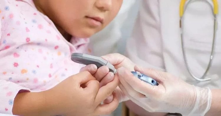 Waspada Penyakit Diabetes Melitus pada Anak Diabetes melitus (DM), penyakit yang dulunya dianggap hanya menyerang orang dewasa, kini semakin sering ditemukan pada anak-anak. Keadaan ini mengakibatkan keprihatinan yang besar, karena DM pada anak dapat menimbulkan komplikasi serius dan berdampak jangka panjang pada kesehatan dan perkembangan mereka. Memahami penyakit ini, faktor risikonya, gejalanya, dan penanganannya sangat penting untuk melindungi anak-anak kita. Apa Itu Diabetes Melitus pada Anak? Diabetes melitus adalah suatu kondisi kronis di mana tubuh tidak mampu menghasilkan cukup insulin atau tidak dapat menggunakan insulin yang diproduksinya secara efektif. Insulin adalah hormon yang berfungsi untuk membantu glukosa (gula darah) masuk ke dalam sel untuk diubah menjadi energi. Pada anak-anak, jenis diabetes yang paling umum adalah diabetes tipe 1 dan diabetes tipe 2, meskipun tipe 1 jauh lebih sering ditemukan. Diabetes Tipe 1: Pada diabetes tipe 1, sistem kekebalan tubuh secara keliru menyerang dan menghancurkan sel-sel beta di pankreas yang memproduksi insulin. Akibatnya, tubuh sama sekali tidak menghasilkan insulin. Tipe 1 ini umumnya didiagnosis pada anak-anak dan remaja, dan seringkali muncul secara tiba-tiba. Penyebab pasti diabetes tipe 1 belum diketahui sepenuhnya, tetapi faktor genetik dan faktor lingkungan diperkirakan berperan. Diabetes Tipe 2: Diabetes tipe 2 terjadi ketika tubuh tidak dapat menggunakan insulin secara efektif (resistensi insulin) atau tidak memproduksi cukup insulin untuk memenuhi kebutuhan tubuh. Meskipun dulu jarang terjadi pada anak-anak, angka kejadian diabetes tipe 2 pada anak-anak dan remaja meningkat secara signifikan dalam beberapa dekade terakhir, seiring dengan peningkatan obesitas dan gaya hidup tidak sehat. Faktor genetik, obesitas, kurangnya aktivitas fisik, dan pola makan yang buruk turut berkontribusi pada perkembangan diabetes tipe 2 pada anak. Gejala Diabetes Melitus pada Anak Gejala diabetes pada anak bisa bervariasi, dan beberapa anak mungkin tidak menunjukkan gejala sama sekali. Oleh karena itu, penting untuk waspada dan mengenali tanda-tanda berikut: Sering Buang Air Kecil (Poliuri): Anak sering merasa haus dan buang air kecil lebih sering dari biasanya, bahkan di malam hari. Ini terjadi karena tubuh mencoba membuang kelebihan gula darah melalui urine. Haus Berlebihan (Polidipsia): Anak terus-menerus merasa haus dan minum banyak air. Berat Badan Menurun Secara Drastis: Meskipun nafsu makan meningkat, anak mengalami penurunan berat badan yang signifikan karena tubuh tidak dapat menggunakan glukosa sebagai energi. Lemah dan Lelah: Kelelahan yang berlebihan dan kurangnya energi merupakan gejala umum karena tubuh kekurangan energi. Mual dan Muntah: Pada beberapa anak, terutama yang mengalami ketoasidosis diabetik (komplikasi serius diabetes), mual dan muntah dapat terjadi. Penglihatan Kabur: Gula darah tinggi dapat mempengaruhi lensa mata dan menyebabkan penglihatan kabur. Luka yang Sulit Sembuh: Sistem imun yang terganggu akibat gula darah tinggi dapat memperlambat proses penyembuhan luka. Infeksi Berulang: Anak dengan diabetes lebih rentan terhadap infeksi, terutama infeksi kulit, saluran kemih, dan vagina. Napas Berbau Buah: Bau aseton (mirip bau buah) pada napas dapat menandakan ketoasidosis diabetik, kondisi yang mengancam jiwa. Faktor Risiko Diabetes Melitus pada Anak Beberapa faktor meningkatkan risiko anak terkena diabetes melitus, antara lain: Riwayat Keluarga: Anak dengan riwayat keluarga diabetes, terutama diabetes tipe 1, memiliki risiko lebih tinggi. Obesitas: Kelebihan berat badan atau obesitas merupakan faktor risiko utama diabetes tipe 2 pada anak. Kurang Aktivitas Fisik: Gaya hidup sedentary atau kurang aktivitas fisik meningkatkan risiko resistensi insulin. Pola Makan yang Buruk: Konsumsi makanan tinggi gula, lemak jenuh, dan karbohidrat olahan meningkatkan risiko diabetes tipe 2. Etnisitas: Anak-anak dari beberapa etnis tertentu, seperti Afrika Amerika, Hispanik, dan Asia, memiliki risiko lebih tinggi terkena diabetes tipe 2. Sindrom Ovarium Polikistik (PCOS): Pada anak perempuan, PCOS dapat meningkatkan risiko diabetes tipe 2. Diagnosa dan Pengobatan Diabetes Melitus pada Anak Diagnosa diabetes pada anak biasanya dilakukan dengan pemeriksaan darah untuk mengukur kadar glukosa darah puasa, glukosa darah sewaktu, dan HbA1c (hemoglobin A1c). HbA1c menunjukkan rata-rata kadar gula darah selama 2-3 bulan terakhir. Pengobatan diabetes pada anak berfokus pada menjaga kadar gula darah tetap terkontrol untuk mencegah komplikasi. Pengobatan dapat meliputi: Insulin: Anak dengan diabetes tipe 1 memerlukan suntikan insulin setiap hari untuk bertahan hidup. Anak dengan diabetes tipe 2 mungkin juga memerlukan insulin jika perubahan gaya hidup dan obat oral tidak cukup efektif. Obat Oral: Beberapa anak dengan diabetes tipe 2 mungkin dapat mengontrol gula darahnya dengan obat oral, tetapi ini jarang digunakan pada anak-anak. Perubahan Gaya Hidup: Perubahan gaya hidup yang sehat sangat penting, termasuk: Diet Sehat: Mengonsumsi makanan seimbang dengan banyak buah, sayuran, biji-bijian, dan protein tanpa lemak. Aktivitas Fisik: Melakukan aktivitas fisik secara teratur, minimal 60 menit setiap hari. Monitoring Gula Darah: Memantau kadar gula darah secara teratur untuk memastikan pengobatan berjalan efektif. Komplikasi Diabetes Melitus pada Anak Jika tidak dikelola dengan baik, diabetes melitus pada anak dapat menyebabkan berbagai komplikasi serius, di antaranya: Ketoasidosis Diabetik (DKA): Kondisi yang mengancam jiwa yang terjadi ketika tubuh mulai memecah lemak untuk energi, menghasilkan zat asam yang berbahaya. Hipoglikemia: Kadar gula darah yang terlalu rendah, yang dapat menyebabkan kebingungan, kejang, dan bahkan koma. Penyakit Jantung: Diabetes meningkatkan risiko penyakit jantung pada usia muda. Penyakit Ginjal: Diabetes dapat menyebabkan kerusakan ginjal. Penyakit Mata (Retinopati): Diabetes dapat merusak pembuluh darah di retina mata, menyebabkan kebutaan. Neuropati: Kerusakan saraf yang dapat menyebabkan mati rasa, kesemutan, dan nyeri. Penyakit Gusi: Diabetes meningkatkan risiko penyakit gusi. Pencegahan Diabetes Melitus pada Anak Meskipun tidak semua kasus diabetes dapat dicegah, beberapa langkah dapat diambil untuk mengurangi risiko: Menjaga Berat Badan Ideal: Memastikan anak memiliki berat badan yang sehat sesuai dengan usia dan tinggi badan. Mempromosikan Aktivitas Fisik: Mendorong anak untuk aktif secara fisik setiap hari. Memilih Pola Makan Sehat: Memberikan anak makanan bergizi dan seimbang. Deteksi Dini: Memeriksa kadar gula darah anak secara berkala, terutama jika memiliki faktor risiko. Diabetes melitus pada anak merupakan penyakit serius yang membutuhkan penanganan yang tepat dan konsisten. Pengetahuan yang baik tentang penyakit ini, deteksi dini, dan perawatan yang tepat dapat membantu mencegah komplikasi jangka panjang dan memastikan anak-anak kita dapat menjalani kehidupan yang sehat dan produktif. Kolaborasi antara orang tua, dokter, dan tenaga kesehatan lainnya sangat penting dalam mengelola diabetes pada anak. Jangan ragu untuk berkonsultasi dengan dokter jika Anda memiliki kekhawatiran tentang diabetes melitus pada anak Anda.